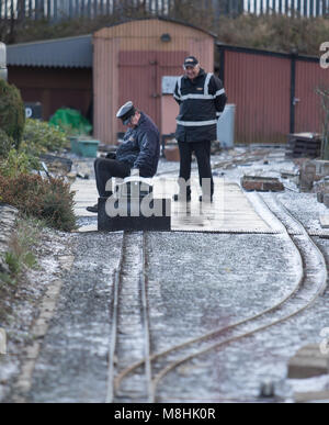 Kidderminster, Regno Unito. 17 marzo 2018. Tempo nel Regno Unito: Mentre la Severn Valley Railway celebra il successo del "weekend di gala della pring", gli appassionati di treni di tutte le età sperimentano condizioni di bizzard temporanee per tutto il giorno. Nonostante il forte e amaramente freddo, venti ad est che portano ad un significativo vento freddo, nulla impedisce agli appassionati di vapore di godere di queste magnifiche macchine. Credit: Lee Hudson/Alamy Live News Foto Stock