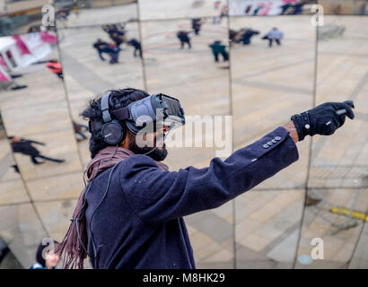 Bristol, Regno Unito, 17 marzo 2018. La connessione internet Superfast di nuova generazione è stata dimostrata al pubblico di Bristol. La vetrina stratificata Realities 5G organizzata da Watershed e Bristol University Smart Internet Lab demontrizza gli effetti della connettività Internet di quinta generazione. I membri del pubblico interagiscono con la realtà virtuale . Foto Stock