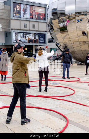 Bristol, Regno Unito, 17 marzo 2018. La connessione internet Superfast di nuova generazione è stata dimostrata al pubblico di Bristol. La vetrina stratificata Realities 5G organizzata da Watershed e Bristol University Smart Internet Lab demontrizza gli effetti della connettività Internet di quinta generazione. I membri del pubblico interagiscono con la realtà virtuale. Foto Stock