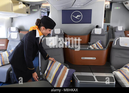 Francoforte sul Meno, Germania. Xiv Mar, 2018. 14 marzo 2018, Germania, Francoforte: assistente di volo Natalie Reis prepara nella sezione business class per l imbarco a bordo di un Boeing 747-800 aeromobili del vettore tedesco Lufthansa Credito: Arne Dedert/dpa/Alamy Live News Foto Stock