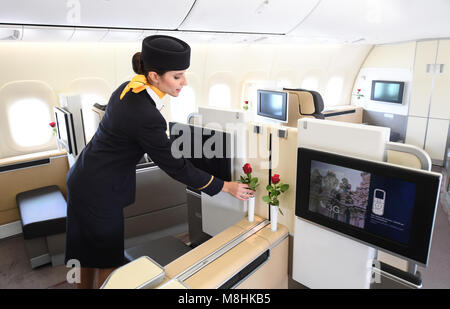 Francoforte sul Meno, Germania. Xiv Mar, 2018. 14 marzo 2018, Germania, Francoforte: assistente di volo Natalie Reis prepara nella sezione business class per l imbarco a bordo di un Boeing 747-800 aeromobili del vettore tedesco Lufthansa Credito: Arne Dedert/dpa/Alamy Live News Foto Stock