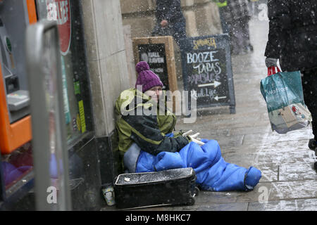 Manchester, Regno Unito, 17 Mar 2018. Un senzatetto le donne sedute sul pavimento durante la neve, Manchester, 16 marzo, 2018 (C)Barbara Cook/Alamy Live News Foto Stock