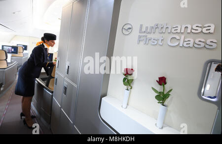 Francoforte sul Meno, Germania. Xiv Mar, 2018. 14 marzo 2018, Germania, Francoforte: assistente di volo Natalie Reis prepara la prima sezione di classe per l'imbarco a bordo di un Boeing 747-800 aeromobili del vettore tedesco Lufthansa Credito: Arne Dedert/dpa/Alamy Live News Foto Stock