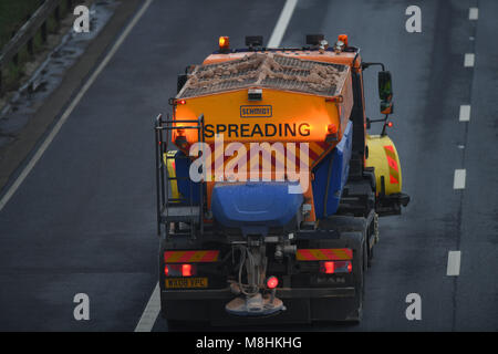 17 marzo 2018 Southampton Regno Unito meteo. Carrelli Gritting testa fuori sulla M27 in Southampton, Hampshire, Inghilterra come il paese si prepara per la visita delle più severe weather denominata mini bestia da est in forma di ghiaccio e neve. Credito: PBWPIX/Alamy Live News Foto Stock