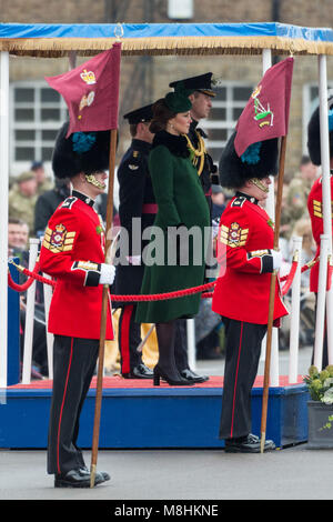 Londra, UK, 17 Mar 2018. I soldati del primo battaglione irlandese Guardie frequentare la St Patrickâ€™s Day parade. Credito: Raymond codolo/Alamy Live News Foto Stock