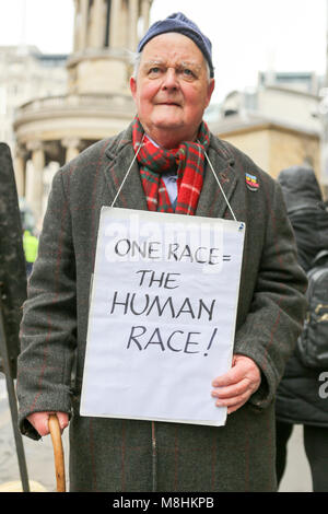 Londra, UK, 17 Mar, 2018. Bruce Kent, CND vice presidente. Centinaia di manifestanti marzo per mostrare il loro sostegno per i migranti, rifugiati e per contrastare il razzismo. Penelope Barritt/Alamy Live News Foto Stock