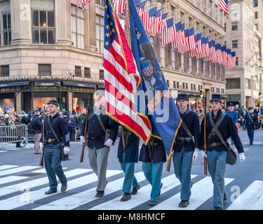 New York, Stati Uniti d'America, 17 Mar 2018. Gli uomini con i tradizionali US Army uniformi del xv reggimento di fanteria parade attraverso della Quinta Avenue in New York durante il 2018 per il giorno di San Patrizio Parade. Foto di Enrique Shore/Alamy Live News Foto Stock