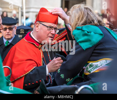 New York, Stati Uniti d'America, 17 Mar 2018. Arcivescovo di New York il Cardinale Timothy Dolan trattiene il suo cappello come egli parla al Grand Marshal 2018 della festa di San Patrizio Parade, Loretta Brennan Glucksman di fronte la Cattedrale di San Patrizio. Foto di Enrique Shore/Alamy Live News Foto Stock