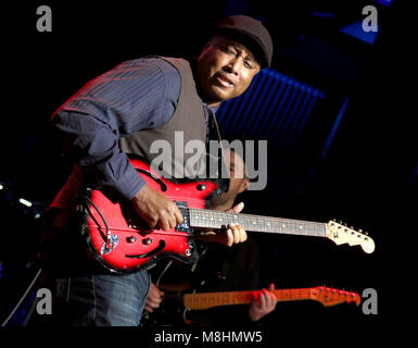 Marzo 15, 2018 - New York, New York, Stati Uniti - Chitarrista, ex New York Yankee BERNIE WILLIAMS eseguire durante la seconda annuale rocce amore NYC! Un concerto benefico per l'amore di Dio che siamo in grado di offrire tenutosi presso il Teatro di faro rotante. (Credito Immagine: © Nancy Kaszerman via ZUMA filo) Foto Stock