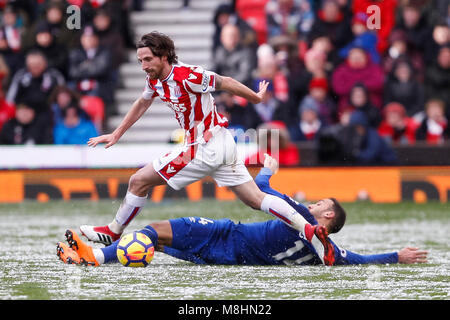 Cenk Tosun di Everton e Joe Allen di Stoke City durante il match di Premier League tra Stoke City e Everton Bet365 a Stadium il 17 marzo 2018 a Stoke-on-Trent, Inghilterra. (Foto di Daniel Chesterton/phcimages.com) Foto Stock