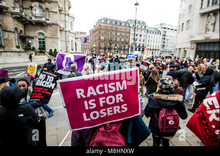 Londra, Regno Unito. Xvii Mar, 2018. Striscioni contro il razzismo visto durante il mese di marzo.Migliaia di persone hanno preso la strada di Londra per il mese di marzo contro il razzismo quattro giorni prima del XXI Marzo Giornata Internazionale per l Eliminazione della Discriminazione Razziale. Il mese di marzo è organizzata dal gruppo di alzarsi al razzismo come espressione di unità contro il razzismo e l'islamofobia e l'antisemitismo. Credito: Brais G. Rouco/SOPA Immagini/ZUMA filo/Alamy Live News Foto Stock