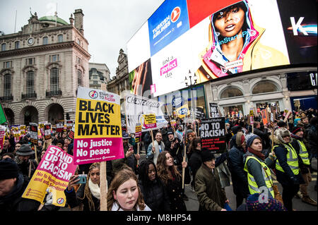 Londra, Regno Unito. Xvii Mar, 2018. Il marzo camminando per Piccadilly Circus.Migliaia di persone hanno preso la strada di Londra per il mese di marzo contro il razzismo quattro giorni prima del XXI Marzo Giornata Internazionale per l Eliminazione della Discriminazione Razziale. Il mese di marzo è organizzata dal gruppo di alzarsi al razzismo come espressione di unità contro il razzismo e l'islamofobia e l'antisemitismo. Credito: Brais G. Rouco/SOPA Immagini/ZUMA filo/Alamy Live News Foto Stock