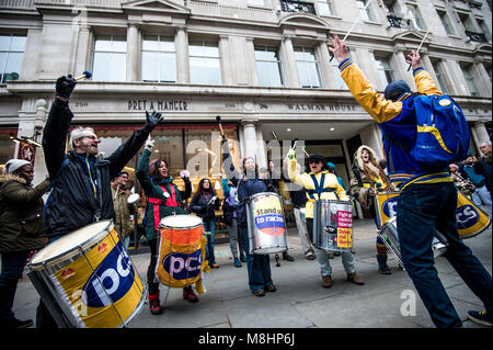 Londra, Regno Unito. Xvii Mar, 2018. La gente vede suonando la batteria durante il mese di marzo.Migliaia di persone hanno preso la strada di Londra per il mese di marzo contro il razzismo quattro giorni prima del XXI Marzo Giornata Internazionale per l Eliminazione della Discriminazione Razziale. Il mese di marzo è organizzata dal gruppo di alzarsi al razzismo come espressione di unità contro il razzismo e l'islamofobia e l'antisemitismo. Credito: Brais G. Rouco/SOPA Immagini/ZUMA filo/Alamy Live News Foto Stock