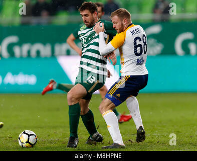 BUDAPEST, Ungheria - 17 Marzo: Daniel Bode #13 del Ferencvarosi TC compete per la sfera con Janos Hegedus #68 di Puskas Akademia FC durante l'Ungherese Banca OTP Liga match tra Ferencvarosi TC e Puskas Akademia FC a Groupama Arena il 17 marzo 2018 a Budapest, Ungheria. Credito: Laszlo Szirtesi/Alamy Live News Foto Stock