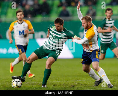 BUDAPEST, Ungheria - 17 Marzo: Daniel Bode #13 del Ferencvarosi TC compete per la sfera con Janos Hegedus (R) di Puskas Akademia FC durante l'Ungherese Banca OTP Liga match tra Ferencvarosi TC e Puskas Akademia FC a Groupama Arena il 17 marzo 2018 a Budapest, Ungheria. Credito: Laszlo Szirtesi/Alamy Live News Foto Stock