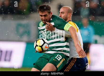 BUDAPEST, Ungheria - 17 Marzo: Daniel Bode #13 del Ferencvarosi TC copre la palla da Jonathan Heris (R) di Puskas Akademia FC durante l'Ungherese Banca OTP Liga match tra Ferencvarosi TC e Puskas Akademia FC a Groupama Arena il 17 marzo 2018 a Budapest, Ungheria. Credito: Laszlo Szirtesi/Alamy Live News Foto Stock