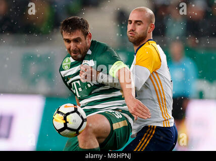 BUDAPEST, Ungheria - 17 Marzo: Daniel Bode #13 del Ferencvarosi TC copre la palla da Jonathan Heris (R) di Puskas Akademia FC durante l'Ungherese Banca OTP Liga match tra Ferencvarosi TC e Puskas Akademia FC a Groupama Arena il 17 marzo 2018 a Budapest, Ungheria. Credito: Laszlo Szirtesi/Alamy Live News Foto Stock