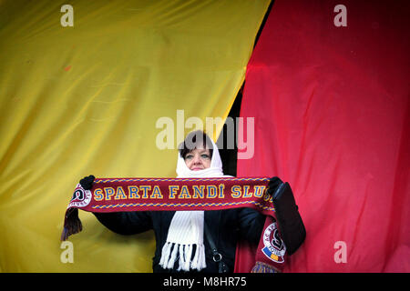 Praga, Repubblica Ceca. Xvii Mar, 2018. Gli appassionati di Sparta Praha festeggia dopo aver segnato il suo lati primo obiettivo durante il XXI partita di calcio ceca league Sparta Praha vs Slavia Praha a Praga nella Repubblica Ceca. Credito: Slavek Ruta/ZUMA filo/Alamy Live News Foto Stock