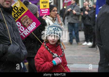 Glasgow, Scotland, Regno Unito. Il 17 marzo 2018. Un marzo contro il razzismo ha avuto luogo a Glasgow, con manifestanti a piedi attraverso il centro della città a George Square. I manifestanti hanno protestato contro il continuo aumento del razzismo, l'odio di criminalità, l'antisemitismo e l'islamofobia e l'aumento di estrema destra in tutto il mondo. Il mese di marzo è stato organizzato dalla coalizione, Stand fino al razzismo, il quale è supportato da enti di beneficenza, dei sindacati e degli altri ed ha coinvolto migliaia di partecipanti. Simile marche ha avuto luogo a Londra, Cardiff, e nelle città di tutta Europa. Iain McGuinness / Alamy Live News Foto Stock