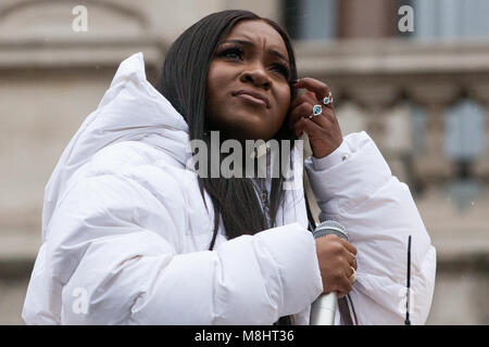 Londra, Regno Unito. Il 17 marzo 2018. Ray BLK, cantante e cantautore, esegue a marzo contro il razzismo. Il marzo contro il razzismo è organizzato da Stand fino al razzismo per chiedere al governo di emanare le duplicazioni emendamento, che le impone di agire "il più presto possibile' per riposizionare e il sostegno di bambini non accompagnati bambini rifugiati in Europa e per assistere coloro che fuggono dalla guerra e dalla persecuzione. Credito: Mark Kerrison/Alamy Live News Foto Stock