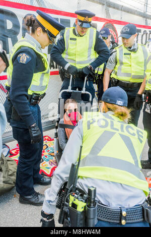 Anti manifestante Pipeline arrestato in ingresso al Kinder Morgan terminale di pipeline, Burnaby, British Columbia, Canada. Credito: Michael Wheatley/Alamy Live News Foto Stock