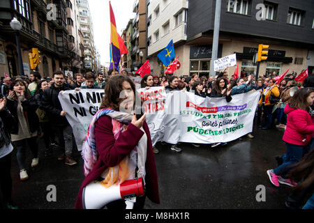 Gijon, Spagna. Il 17 marzo 2018. Decine di chilometri di pensionati si manifestano in difesa delle pensioni dignitose su Marzo 17, 2018 a Gijon, Asturias, Spagna. ©David Gato/Alamy Live News Foto Stock