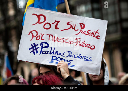 Gijon, Spagna. Il 17 marzo 2018. Decine di chilometri di pensionati si manifestano in difesa delle pensioni dignitose su Marzo 17, 2018 a Gijon, Asturias, Spagna. ©David Gato/Alamy Live News Foto Stock