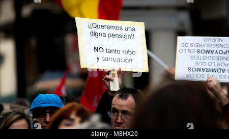 Gijon, Spagna. Il 17 marzo 2018. Decine di chilometri di pensionati si manifestano in difesa delle pensioni dignitose su Marzo 17, 2018 a Gijon, Asturias, Spagna. ©David Gato/Alamy Live News Foto Stock