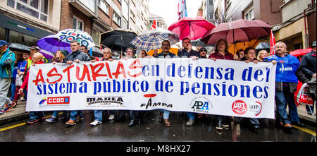 Gijon, Spagna. Il 17 marzo 2018. Decine di chilometri di pensionati si manifestano in difesa delle pensioni dignitose su Marzo 17, 2018 a Gijon, Asturias, Spagna. ©David Gato/Alamy Live News Foto Stock