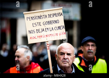 Gijon, Spagna. Il 17 marzo 2018. Decine di chilometri di pensionati si manifestano in difesa delle pensioni dignitose su Marzo 17, 2018 a Gijon, Asturias, Spagna. ©David Gato/Alamy Live News Foto Stock