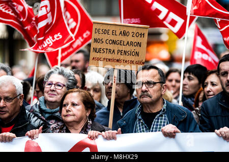 Gijon, Spagna. Il 17 marzo 2018. Decine di chilometri di pensionati si manifestano in difesa delle pensioni dignitose su Marzo 17, 2018 a Gijon, Asturias, Spagna. ©David Gato/Alamy Live News Foto Stock