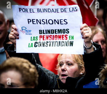 Gijon, Spagna. Il 17 marzo 2018. Decine di chilometri di pensionati si manifestano in difesa delle pensioni dignitose su Marzo 17, 2018 a Gijon, Asturias, Spagna. ©David Gato/Alamy Live News Foto Stock