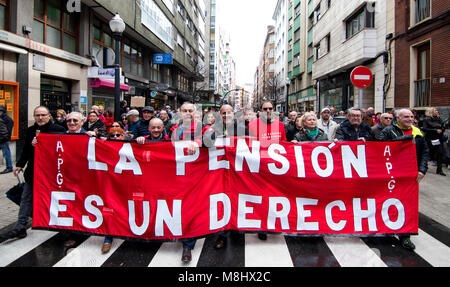 Gijon, Spagna. Il 17 marzo 2018. Decine di chilometri di pensionati si manifestano in difesa delle pensioni dignitose su Marzo 17, 2018 a Gijon, Asturias, Spagna. ©David Gato/Alamy Live News Foto Stock