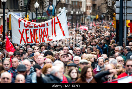 Gijon, Spagna. Il 17 marzo 2018. Decine di chilometri di pensionati si manifestano in difesa delle pensioni dignitose su Marzo 17, 2018 a Gijon, Asturias, Spagna. ©David Gato/Alamy Live News Foto Stock