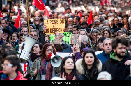 Gijon, Spagna. Il 17 marzo 2018. Decine di chilometri di pensionati si manifestano in difesa delle pensioni dignitose su Marzo 17, 2018 a Gijon, Asturias, Spagna. ©David Gato/Alamy Live News Foto Stock