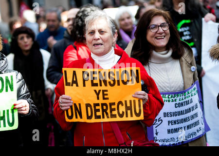 Gijon, Spagna. Il 17 marzo 2018. Decine di chilometri di pensionati si manifestano in difesa delle pensioni dignitose su Marzo 17, 2018 a Gijon, Asturias, Spagna. ©David Gato/Alamy Live News Foto Stock