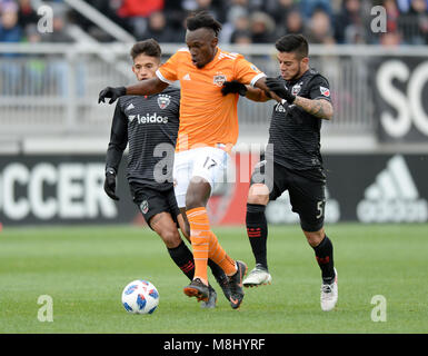 Washington, DC, Stati Uniti d'America. Xvii Mar, 2018. 20180317 - Houston Dynamo avanti ALBERTH ELIS (17) sposta la sfera tra D.C. Regno centrocampista YAMIL ASAD (22) e c.c. Regno centrocampista JUNIOR MORENO (5), destra nel primo semestre presso il Maryland Soccerplex in Boyds, Md. Credito: Chuck Myers/ZUMA filo/Alamy Live News Foto Stock