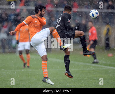 Washington, DC, Stati Uniti d'America. Xvii Mar, 2018. 20180317 - Houston Dynamo defender KEVIN GARCIA (16) cancella la sfera contro D.C. Regno centrocampista YAMIL ASAD (22) nella seconda metà al Maryland Soccerplex in Boyds, Md. Credito: Chuck Myers/ZUMA filo/Alamy Live News Foto Stock