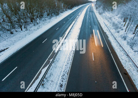 Flintshire, Wales, Regno Unito 18 marzo 2018, UK Meteo: con Met Office avvisi nel luogo di neve la Mini Bestia da est porta una conchiglia di Flintshire con temperature di congelamento e di neve con più sul modo in tutta la successiva 24ore. Una coperta di neve A55 questa mattina nei pressi del villaggio di Pantasaph, Flinthsire © DGDImages/Alamy Live News Foto Stock