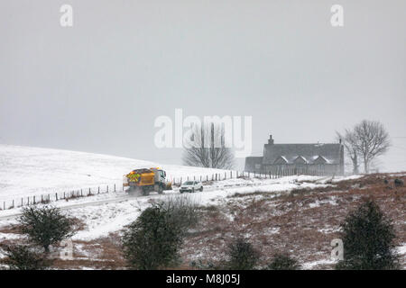 Flintshire, Wales, Regno Unito 18 marzo 2018, UK Meteo: con Met Office avvisi nel luogo di neve la Mini Bestia da est porta una conchiglia di Flintshire con temperature di congelamento e di neve con più sul modo in tutta la successiva 24ore. Un Snow Plough gritting le strade e derive di aratura nel villaggio rurale di Rhes-y-CAE, Flintshire Foto Stock