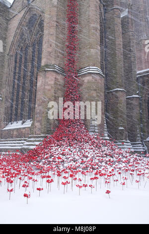 Hereford, Herefordshire, Regno Unito - Domenica 18 Marzo 2018 - La Cattedrale di Hereford nevicata durante la notte continua durante la Domenica mattina - la neve cade sul pianto Windows in ceramica tecnica di papavero installazione dell'artista Paolo Cummins che commemora il centenario di WW1 - Steven può /Alamy Live News Foto Stock