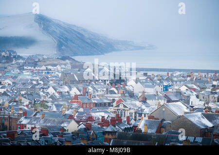 Aberystwyth Wales UK, Domenica 18 Marzo 2018 UK Meteo: Aberystwyth e le aree circostanti svegliato da una copertura di neve come la 'bestia da est 2' spazia in, portando un ritorno temporaneo a terribilmente freddo venti da est e blizzard condizioni per molte parti del Regno Unito foto © Keith Morris / Alamy Live News Foto Stock