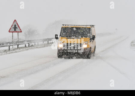 Long Bredy, Dorset, Regno Unito. Il 18 marzo 2018. Regno Unito Meteo. Condizioni di Blizzard sulla A35 a lunga Bredy tra Bridport e Dorchester nel Dorset come neve pesante che ha coperto la strada, rende la guida pericolosa. Credito Foto: Graham Hunt/Alamy Live News. Foto Stock