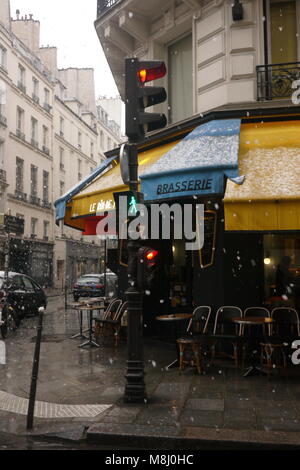 Parigi nella neve sul il giorno di San Patrizio.scene di strada nel quartiere Marais di Parigi nel corso di recenti neve. Foto Stock