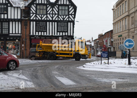 Stratford upon Avon Inghilterra 18 marzo 2018 caos con il Consiglio gritter dalla rotatoria sulla neve in blizzard condizioni dopo la Bestia da est Credito: Paolo rushton/Alamy Live News Foto Stock