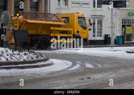 Stratford upon Avon Inghilterra 18 marzo 2018 caos con il Consiglio gritter passando la compagnia bianca sulla neve in blizzard condizioni dopo la Bestia da est Credito: Paolo rushton/Alamy Live News Foto Stock