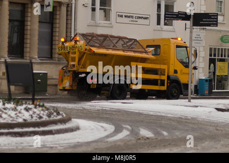 Stratford upon Avon Inghilterra 18 marzo 2018 caos con il Consiglio gritter dalla rotatoria sulla neve in condizioni di blizzard i dopo la Bestia da est Credito: Paolo rushton/Alamy Live News Foto Stock