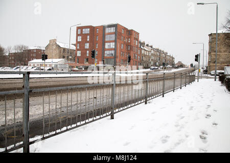 ​Anniesland, Glasgow, Regno Unito, domenica 18 marzo 2018. Meteo invernale torna a Glasgow come pesanti nevicate coprire Glasgow come il mini Bestia da est meteo passa davanti. © Garry Cornes / Alamy Live News Foto Stock