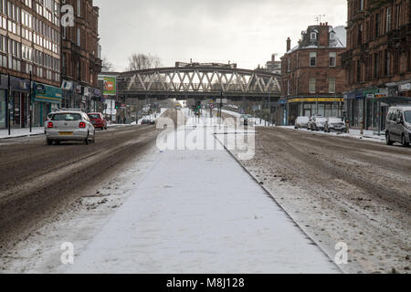 ​Anniesland, Glasgow, Regno Unito, domenica 18 marzo 2018. Meteo invernale torna a Glasgow come pesanti nevicate coprire Glasgow come il mini Bestia da est meteo passa davanti. © Garry Cornes / Alamy Live News Foto Stock