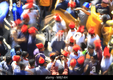 Kathmandu, Nepal. Xviii Mar, 2018. I festaioli nepalese giocare i tamburi tradizionali come essi cantare e ballare durante il festival Pahachare a motivo di Kathmandu, Nepal, domenica 18 marzo, 2018. Carri di Kankeshwori, Bhadrakali e Sankata sono portate insieme per comandare attraverso riti tantrici. Credito: Skanda Gautam/ZUMA filo/Alamy Live News Foto Stock